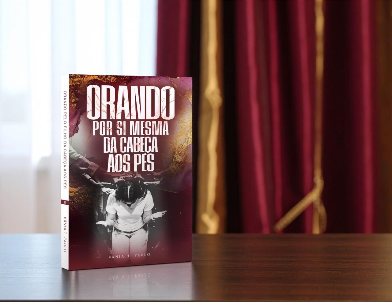 Orando por Si Mesma no quarto com cortinas douradas